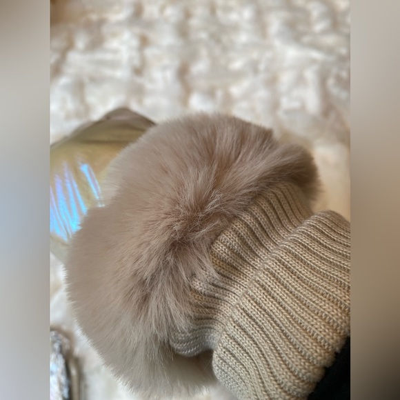 🩷LOVE~FAUX-FUR🩷Iridescent PEARLY Cream-Off White Stella Puffer Gloves🩷 - Picture 6 of 13